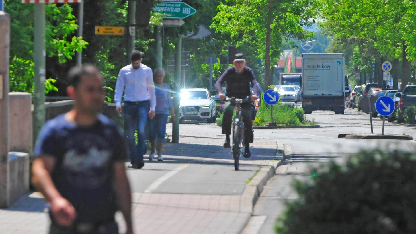 Fußgänger, Fahrrad- und Autofahrer sind in der Äußeren Nürnberger Straße unterwegs. Als Radfahrer ist Forchheims Innenstadt zwar gut erreichbar, aber der ADFC-Fahrradklimatest stellte einige Mankos fest, wie ungünstige Ampelschaltungen und zu wenig Werbung für das Radfahren.