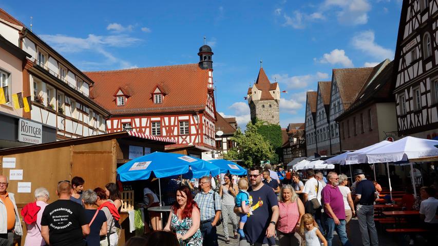 Mit Ballons und Bläsern: Das Altstadtfest in Herzogenaurach ist eröffnet