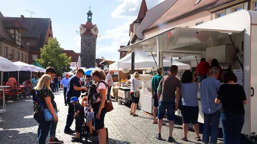 Mit Ballons und Bläsern: Das Altstadtfest in Herzogenaurach ist eröffnet