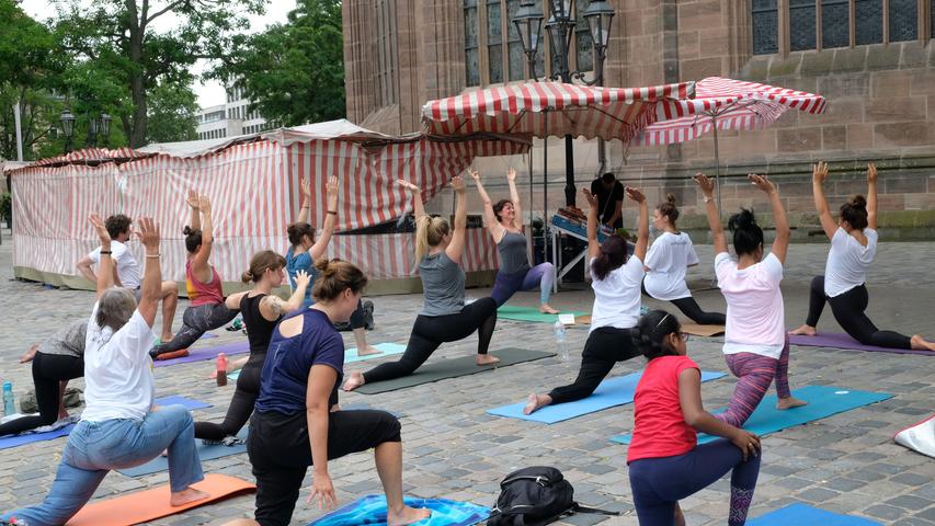 Sonnengruß am Lorenzer Platz: Nürnberger feiern Internationalen Yoga-Tag