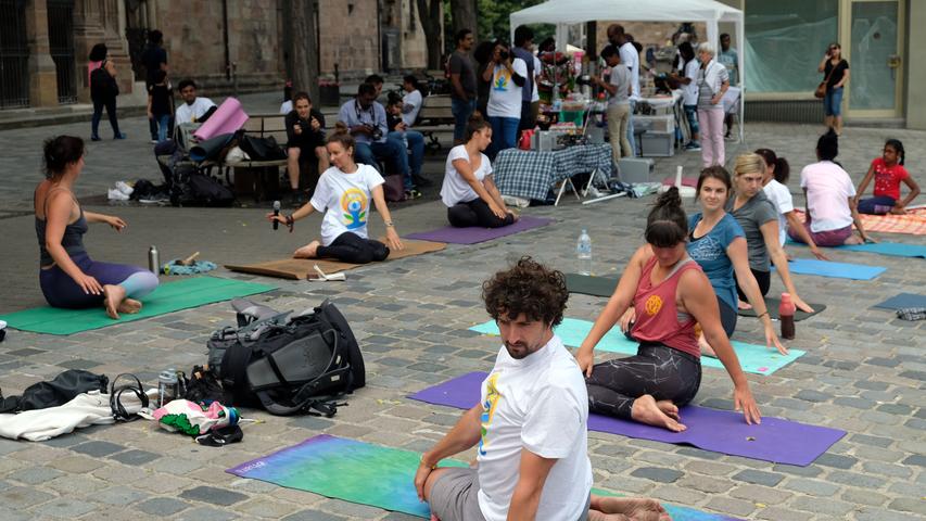 Sonnengruß am Lorenzer Platz: Nürnberger feiern Internationalen Yoga-Tag