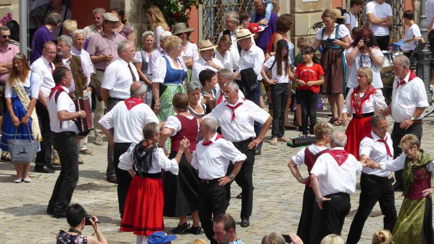 Festzug und Tänze: So war der Kerwa-Anstich in Neustadt