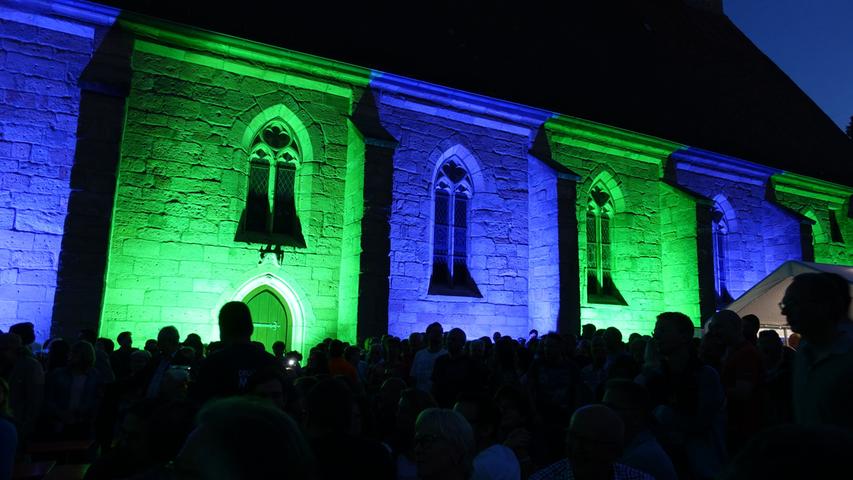 Beim 44. Altstadtfest 2019, dem letzten in Herzogenaurach vor der Pandemie, wurde die Pfarrkirche St. Magdalena stilvoll beleuchtet und das Ensemble kam zu ungewöhnlicher Wirkung. 