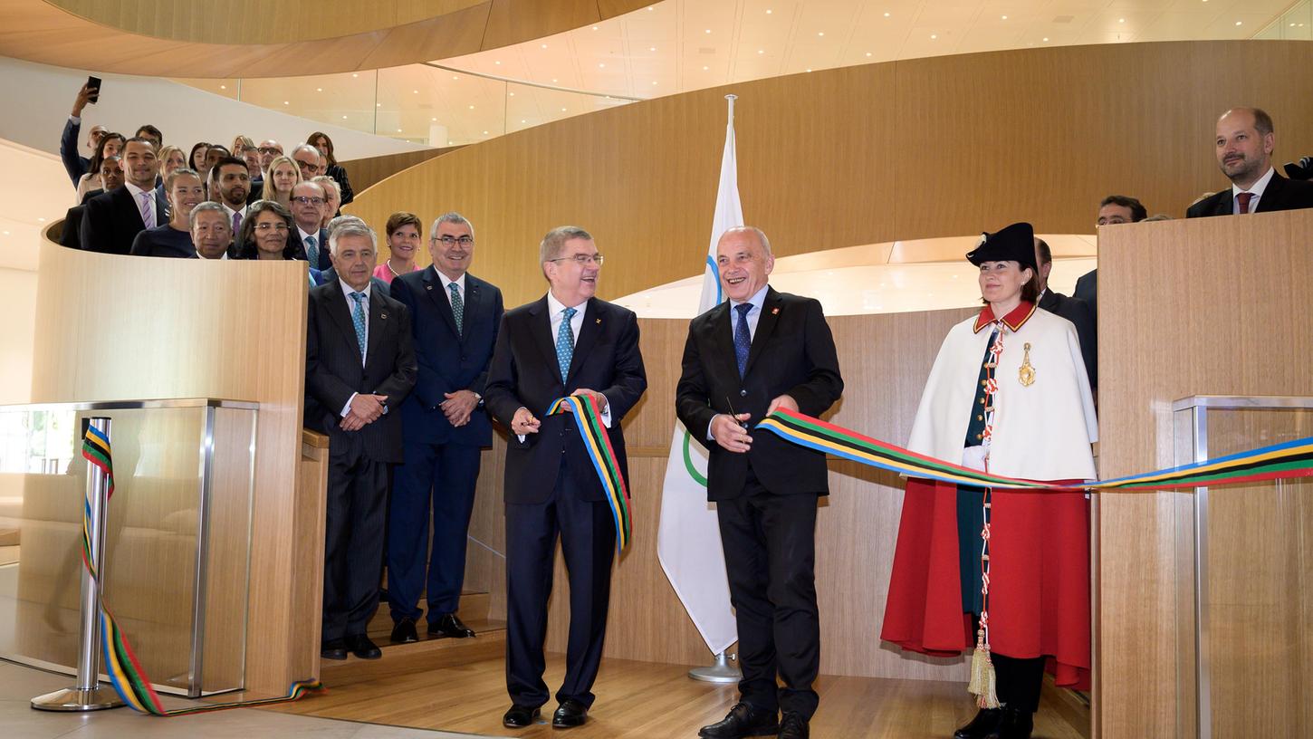 Thomas Bach (l), Präsident des Internationalen Olympischen Komitees (IOC) und Bundespräsident Ueli Maurer (r.) schneiden feierlich das Band durch. Thomas Bach (l), Präsident des Internationalen Olympischen Komitees (IOC) und Bundespräsident Ueli Maurer (r.) schneiden feierlich das Band durch.