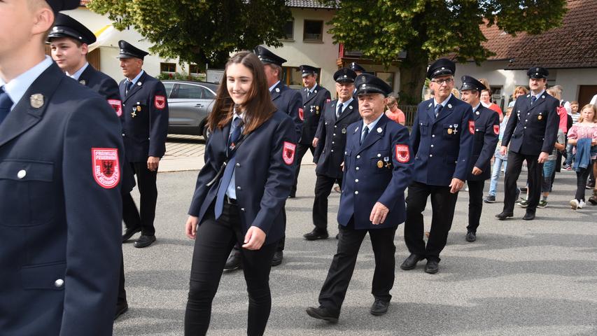 Fahnen, Festabend, Feiern: Die Woffenbacher feiern 140 Jahre Feuerwehr