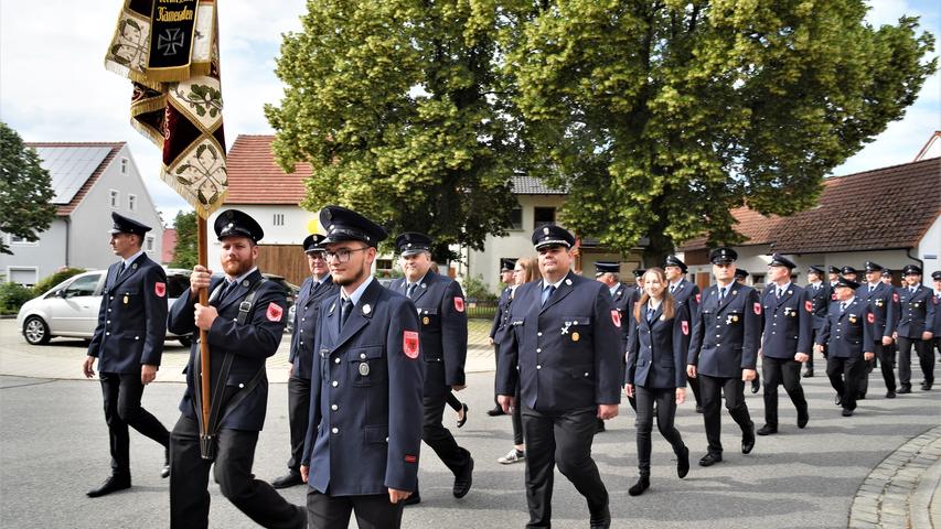 Fahnen, Festabend, Feiern: Die Woffenbacher feiern 140 Jahre Feuerwehr