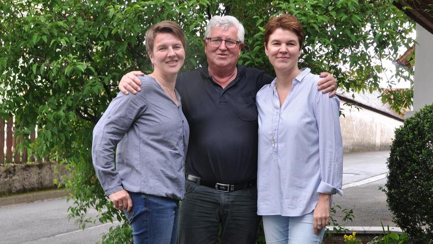 Im Agentur-Büro, das Hans Schmitt inzwischen an die Töchter Katja (links) und Sandra übergeben hat, laufen noch immer die Fäden zusammen.