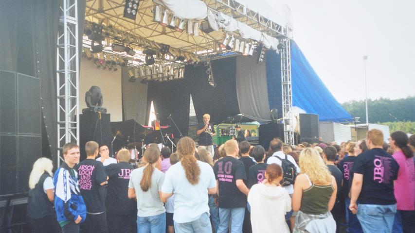 Der Andrang vor der Bühne war bereits am Nachmittag bei anderen Bands sehr groß, doch die Fans kamen wegen JBO.