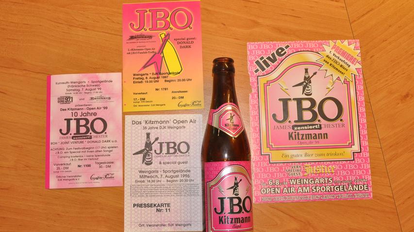 Hans Schmitt, seinerzeit und in 18-jähriger Amtszeit Vorsitzender der DJK Weingarts hat alles über die Auftritte gesammelt - neben Zeitungsartikeln, Bildern und Tickets auch das JBO-Bier.