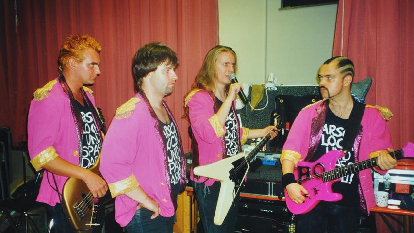 JBO 1999 in der damaligen Besetzung mit Schmitti, Holmer, Vito C. und Hannes vor dem Gang auf die Bühne .