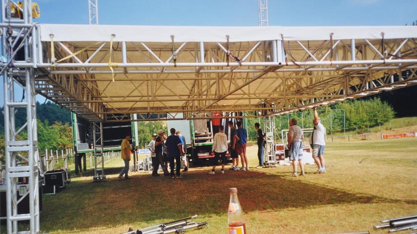 Beim Aufbau des Bühnensegments am Sportgelände der DJK Weingarts war 1999 jede helfende Hand gefragt.