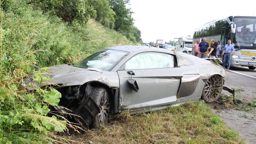 Audi R8 rast in Auto: Mann in Lebensgefahr, Sportwagenfahrer flüchtig