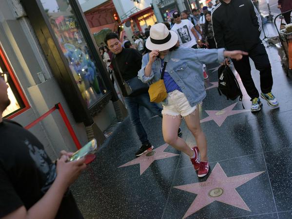 Auf dem "Walk of Fame" ist der Stern von Michael Jackson nach wie vor beliebt. Anlässlich des zehnjährigen Todestages posieren dort viele Touristen für Fotos.
