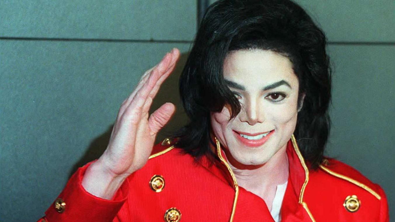 Michael Jacksons Tod jährt sich jetzt zum zehnten Mal. Dieses Bild zeigt den Popstar bei einer Pressekonferenz in Paris im März 1996.