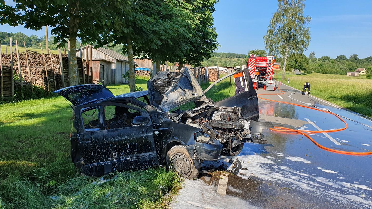 Großes Glück hatte ein Autofahrer am Montagmorgen bei Leutershausen. Er entkam einem brennenden Auto.