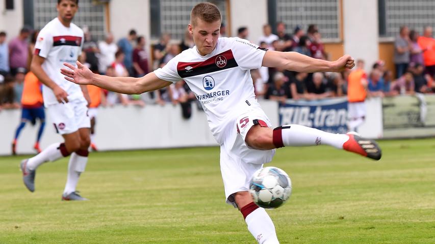 Der 19-jährige Abwehrspieler mit dem perfekten Nachnamen spielte bereits für die zweite Mannschaft des FCN. 2019 durfte er einen Profivertrag beim Club unterzeichnen und feierte folgerichtig beim Sieg gegen Osnabrück sein Debüt bei den Profis.