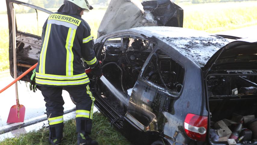 Fahrer bleibt unverletzt: Auto brennt bei Leutershausen komplett aus