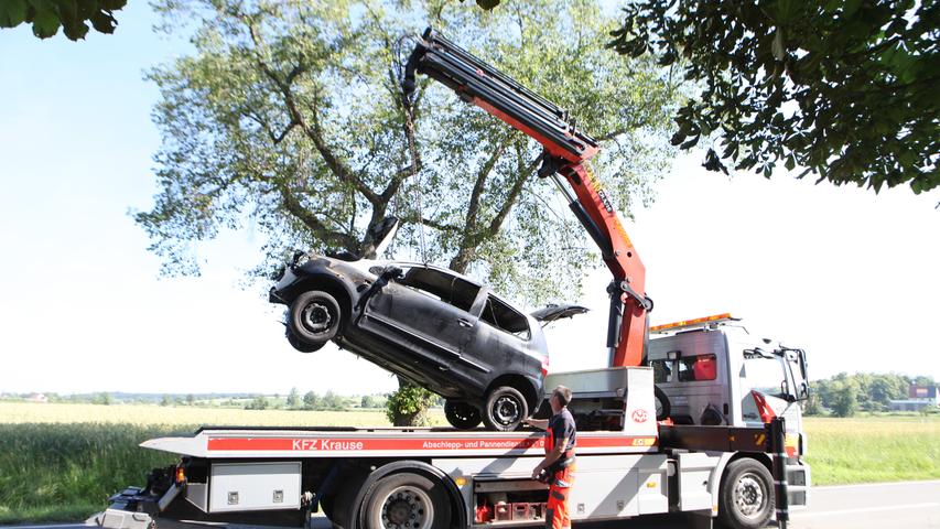Fahrer bleibt unverletzt: Auto brennt bei Leutershausen komplett aus
