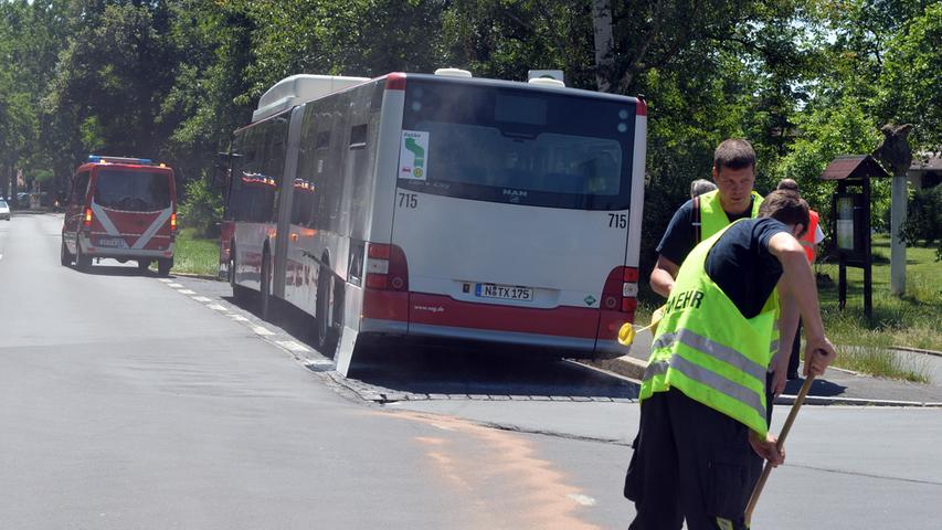 Busbrand in Tennenlohe: Fahrer löscht Feuer selbst