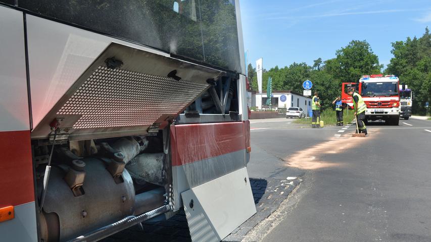 Busbrand in Tennenlohe: Fahrer löscht Feuer selbst