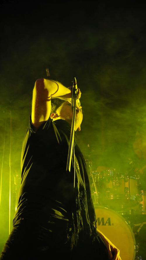 Unverkennbare Songs, voller Gitarrensound, dampfende Nebelmaschine und bunte Lichtshow. Darauf setzten Sänger Markus Engelstaedter und seine Band bei dem Konzert „The Magic of Queen“ auf der Arenabühne im LGS-Park am Samstagabend, 22. Juni.