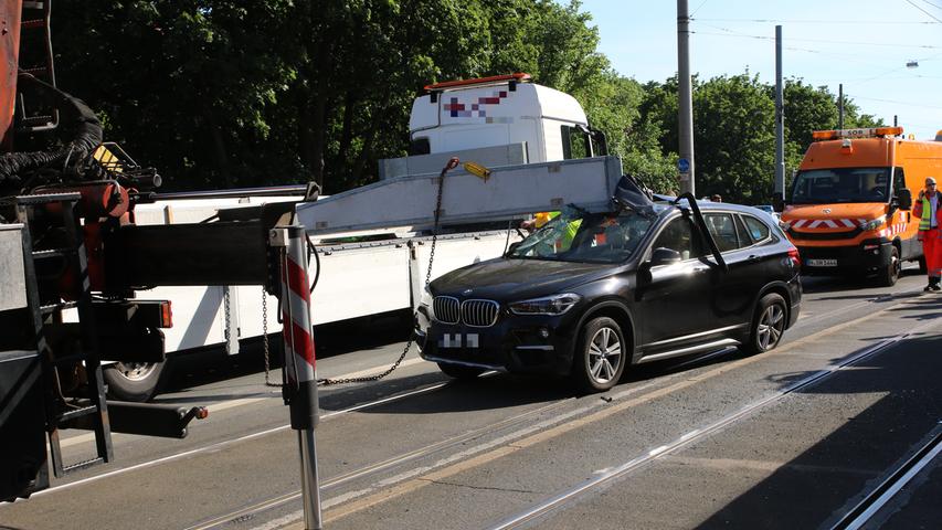 Betonträger gegen SUV: Unfall sorgt für Verkehrschaos in Nürnberg