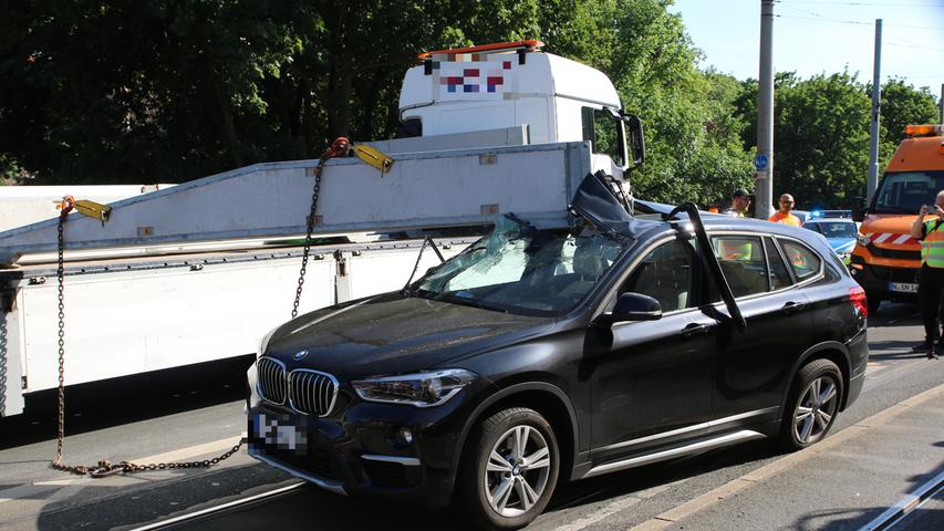 Betonträger gegen SUV: Unfall sorgt für Verkehrschaos in Nürnberg