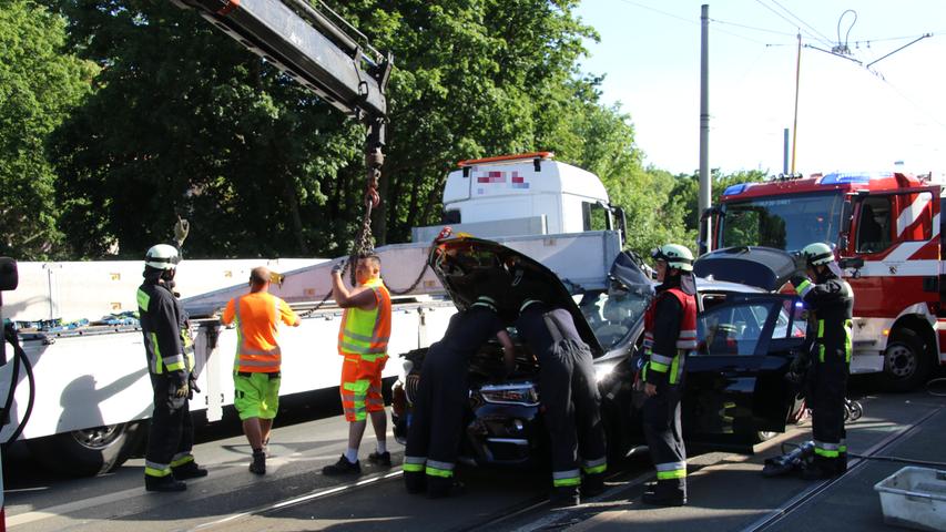 Betonträger gegen SUV: Unfall sorgt für Verkehrschaos in Nürnberg