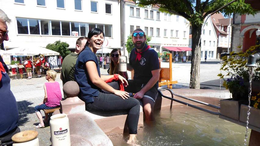 Ein erfrischendes Fußbad im Neptunbrunnen machte den „heißen Frühschoppen“ der Fichtn-Lupfer zum besonderen Vergnügen…