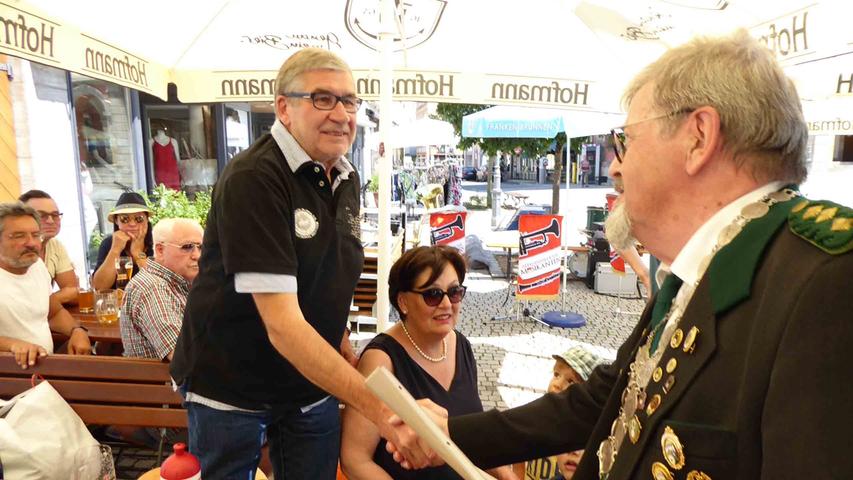 Als Urgestein im Neustädter Schützenwespen ehrte Schmidt für 50-jährige Mitgliedschaft Gerhard Wißmeier (l.) mit Ehrenurkunde und goldener Nadel.