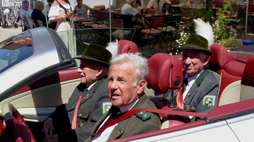 Mit dem 89-jährigen Siegfried Neudecker (l.) hatte Werner Fuchs den Senior der Runde an Bord der Ehrenkarosse.