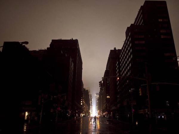 Mit Stromausfällen kennen sich auch die New Yorker aus – im Oktober 2012 etwa drehte der Hurricane Sandy vielen Menschen in der US-Metropole das Licht ab.