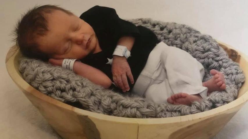Am 22. März um 18:57 kam der kleine Michail Konstantinos mit 2280 Gramm und 49 cm in der Klinik Hallerwiese zur Welt.