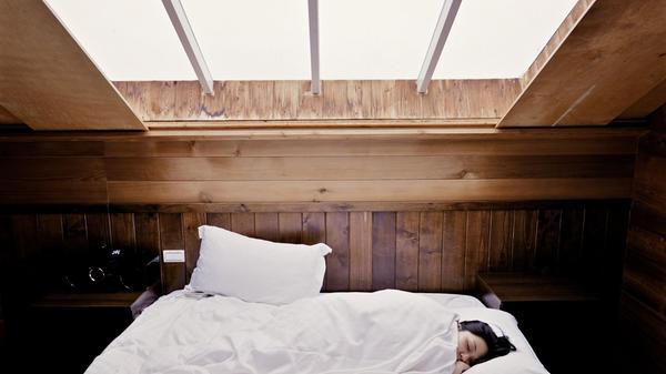 Zum A und O des guten Schlafes gehört das Lüften: Bei extremer Hitze sollte man das Lüften auf die frühen Morgenstunden verlegen. Um die Temperatur dann im Zimmer zu halten, sollten die Fenster bis zum späten Abend geschlossen bleiben - die Rollläden bleiben dabei zu. Erst wenn es abends kühler wird, darf noch einmal gelüftet werden. Auch ein weit geöffnetes Fenster kann beim erholsamen Schlaf helfen, wer nicht so sehr an seinem Bett hängt, kann auch mal auf dem Balkon oder im Garten übernachten.