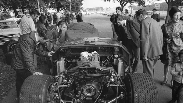 Zwischen den beiden Rennreifen, die eine Auflagefläche von nahezu 50 Zentimetern haben, ein Gewirr von Federn, Hebeln und Gestänge: Fahrwerk und Motor des Rennwagens von Brian Muir. Hier geht es zum Artikel vom 29. Juni 1969: "Ruhe vor dem Sturm".