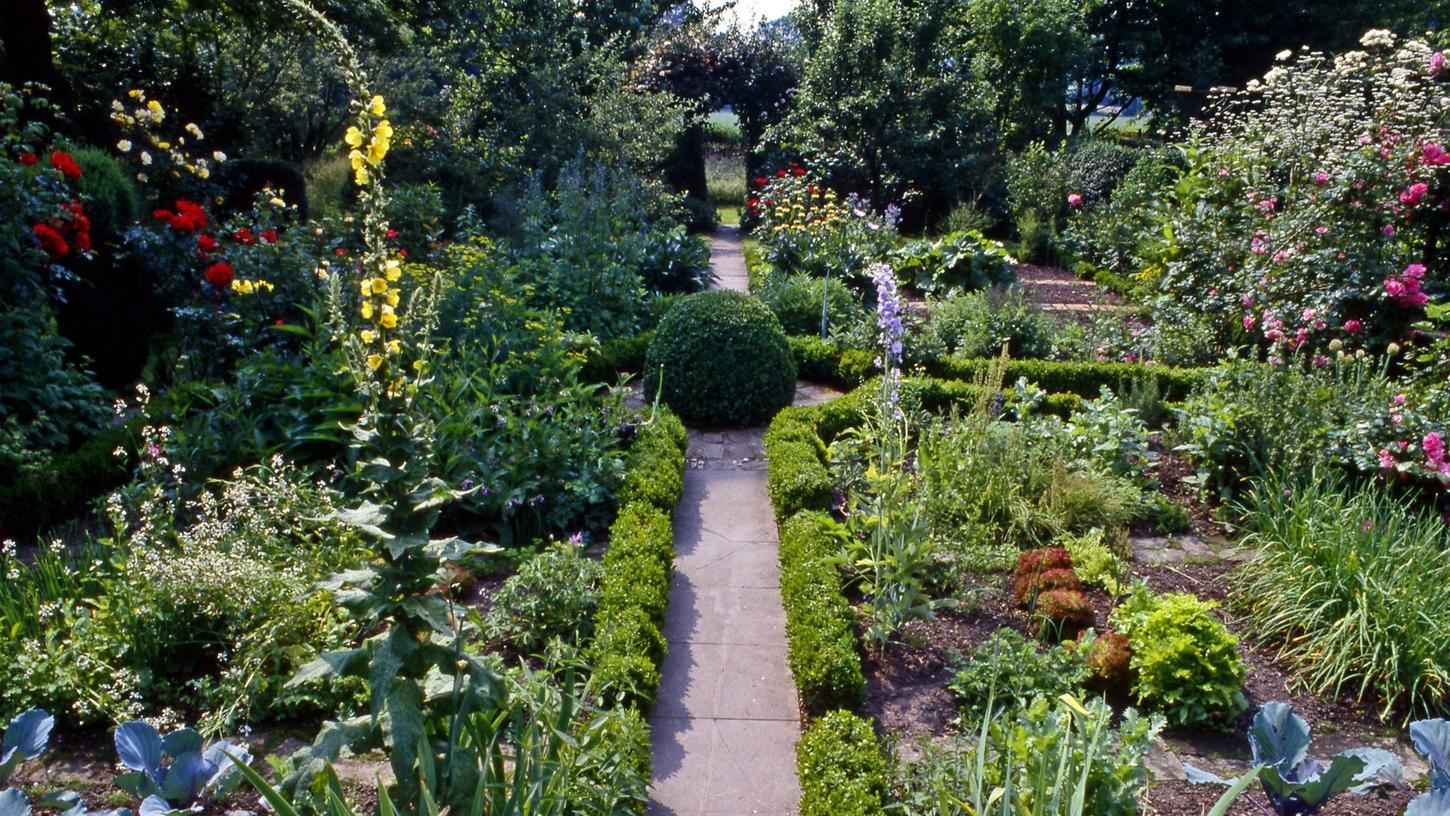 Klassischerweise wird ein Bauerngarten um ein Wegekreuz angelegt. Die Aufteilung erleichtert etwa das Einhalten der Fruchtfolge in den Beeten. 
