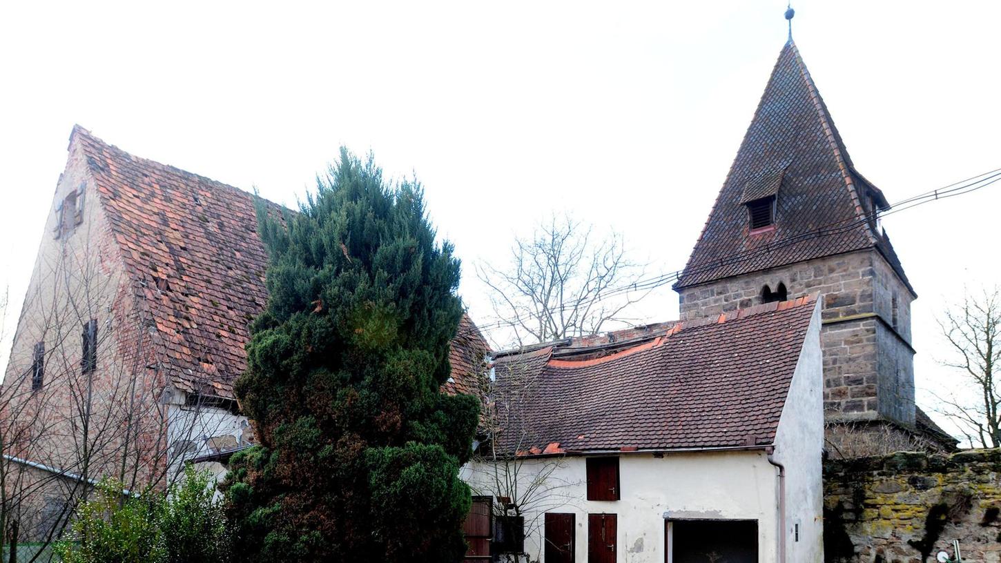 Erlanger Dorfkirche: Im Schatten eines Neubaus?