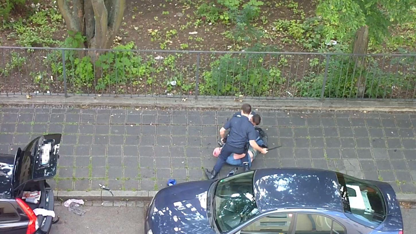 Die Aufnahmen zeigen, wie die Polizisten auf den am Boden liegenden Mann einprügeln.