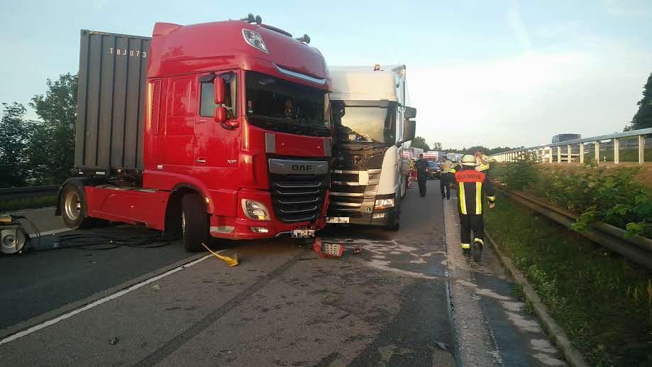 Drei Lkw kollidierten auf A3 bei Velburg: Mann schwer verletzt Drei Lkw kollidierten auf A3 bei Velburg: Mann schwer verletzt