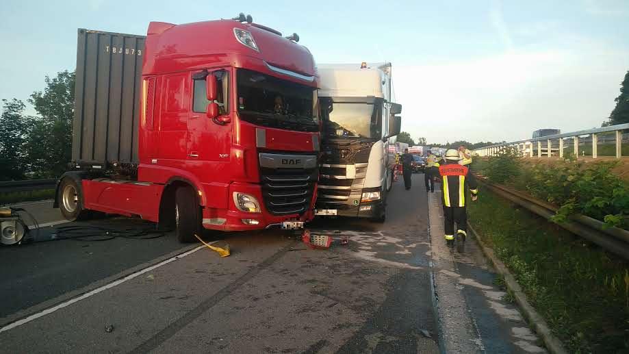 Drei Lkw kollidierten auf A3 bei Velburg: Mann schwer verletzt