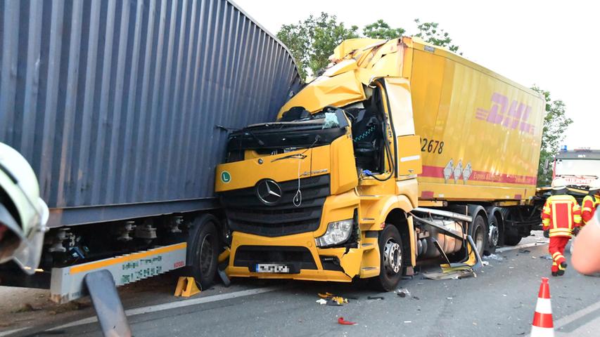 Schwerer Unfall auf A3: Drei Lastwagen verkeilen sich ineinander