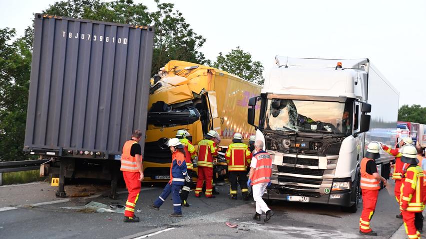 Schwerer Unfall auf A3: Drei Lastwagen verkeilen sich ineinander