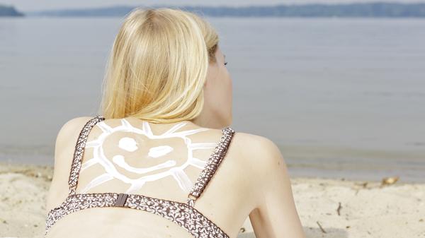 Die UV-Strahlung ist von etwa 11 bis 15 Uhr besonders stark. In dieser Zeit sollte man die Sonne eher meiden.