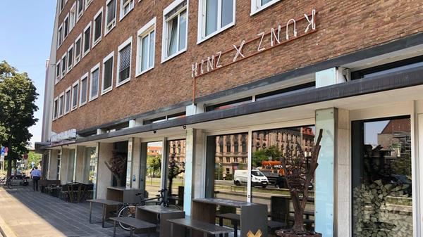Die Hinterhofterrasse des Hinz x Kunz verwandelt sich in der Weihnachtszeit in das Glühdorf. Über den separaten Eingang Marientorgraben gelangt man dort hin und kann jeweils von Donnerstag bis Sonntag kuschelig warme Hütten-Atmo genießen. Es gibt hausgemachte Feuerzangenbowle, Glühwein oder Glüh-Punsch. Sonntags servieren die Betreiber wohlig warmen Eintopf aus dem Gasthaus Pillhofer. Die Terrasse hat von 19 bis 22 Uhr geöffnet.