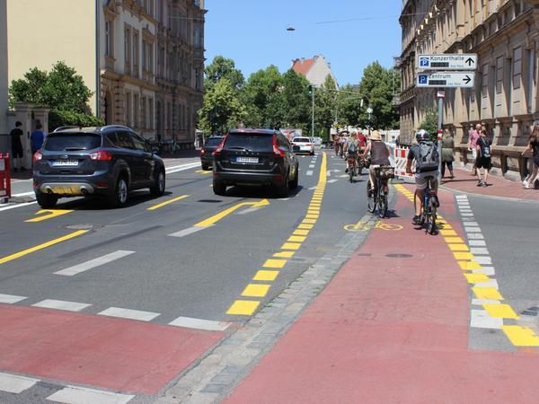 Eine neue, gelb markierte Verkehrsführung soll die Sicherheit für Radfahrer an der kritischen Kreuzung am Markusplatz erhöhen. Die Maßnahme wird zunächst für ein Jahr getestet.