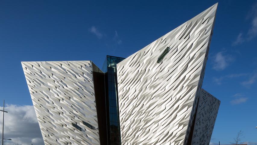 In Belfast lohnt sich ebenso ein Besuch im Titanic Museum. Wir erinnern uns: Der Luxusliner versank im Jahr 1912 nach einer Kollission mit einem Eisberg im Atlantik. Der weltberühmte Dampfer wurde in einer Werft in Belfast gebaut. Die aufwendige Architektur des Museums soll an die Größe des Schiffs, durch die eckige Bauweise aber gleichzeitig an einen Eisberg erinnern. Im Inneren können Besucher die bewegenden Geschichten der Passagiere entdecken.