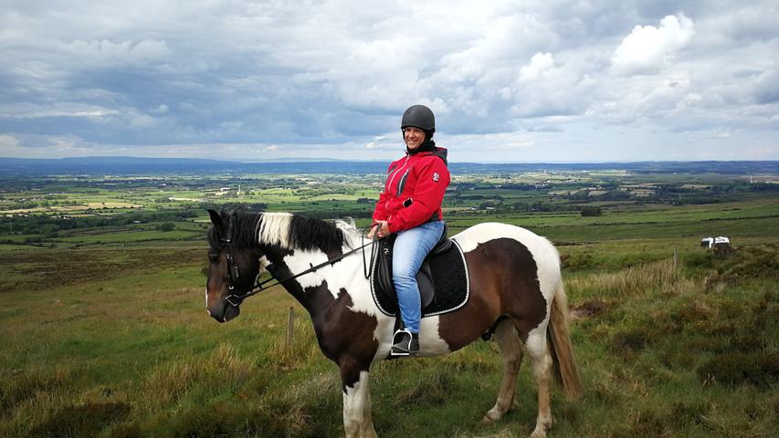 Nahe Armoy können Pferdefans auf dem Rücken der Vierbeiner durch die Glens of Antrim reiten. Hier zeigt sich Irlands Natur von seiner schönsten Seite.Sheans Horse Farm bietet Kurse für Anfänger und Könner an.