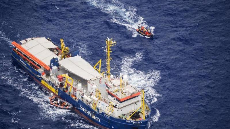 Die «Sea-Watch 3» hatte vor zwei Wochen insgesamt 53 Migranten vor Libyen gerettet, bekam aber keine Anlegeerlaubnis in einem europäischen Hafen.