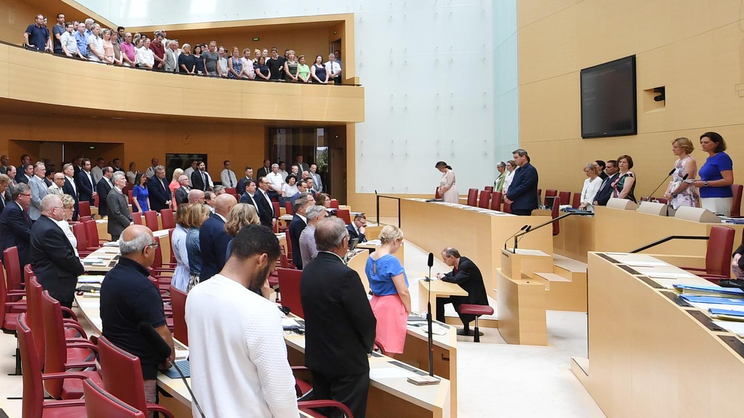 Ralph Müller (M hinten), Abgeordneter der AfD, ist während einer Gedenkminute für den ermordeten CDU-Regierungspräsidenten Lübcke im Bayerischen Landtag auf seinem Platz sitzen geblieben.