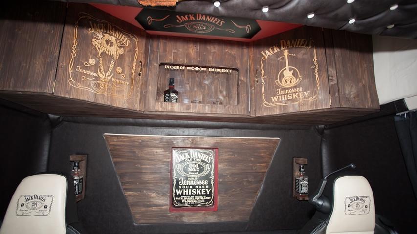 Für einen Fan der Whiskey-Marke Jack Daniel's stylte er die Kabine ganz um das Lieblingsobjekt des Truckers, Flaschen und große Holzschränke mit Logo inklusive.